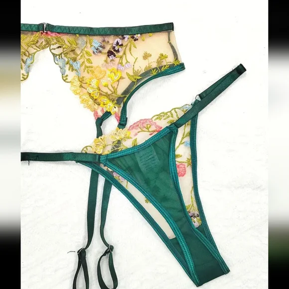 💖 Embroidery Lingerie Set 💖 - Picture 4 of 5